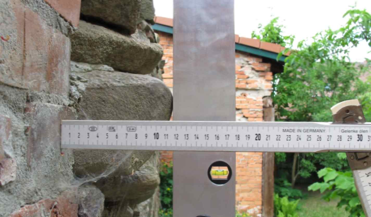 Messung der Vertikalität und des Vorsprungmasses an einer Mauer